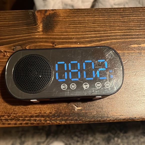 Bluetooth speaker clock - Picture 2 of 2